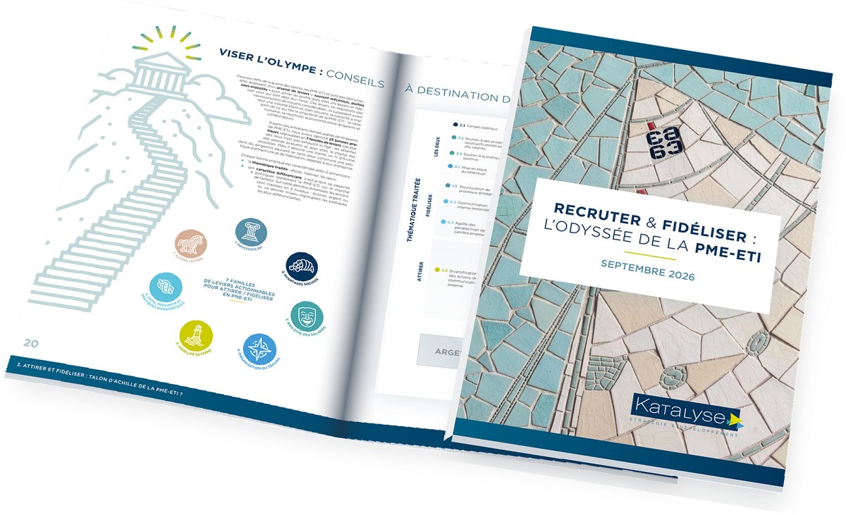 Le Livre Blanc ouvert sur la double page des 7 familles de leviers, à côté de sa couverture